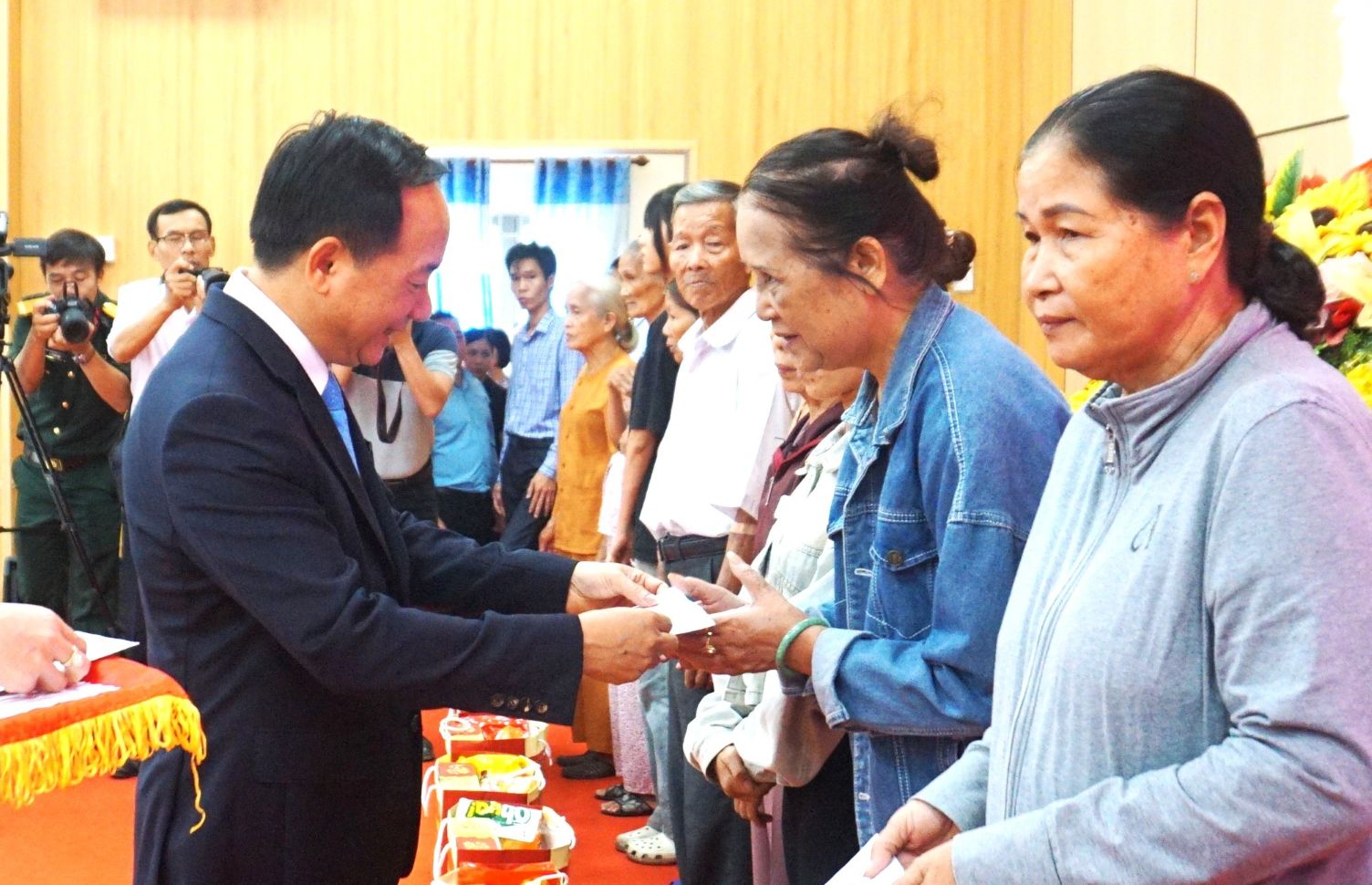 ຢ້ຽມ​ຢາມ, ມອບ​ຂອງ​ຂວັນ​ໃຫ້​ແກ່​ຄອບ​ຄົວ​ນະ​ໂຍ​ບາຍ​ເນື່ອງ​ໃນ​ໂອ​ກາດ​ສະ​ເຫຼີມ​ສະຫຼອງ 51 ປີ​ແຫ່ງວັນ​ປົດ​ປ່ອຍ​ພາກ​ໃຕ້, ທ້ອນ​ໂຮມ​ປະ​ເທດ​ຊາດ​ເປັນ​ເອ​ກະ​ພາບ